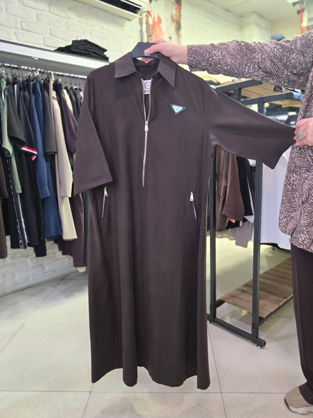 پیراهن کتان سیلک پرادا Prada رنگ قهوهای همراه با کمربند چرم